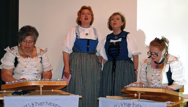Das Jodelduett Geschwister Röthlin mit den Zitherspielerinnen Edith Dänzer und Vera Leuenberger. ADR