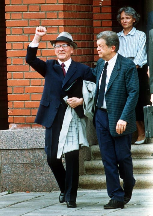 Nach der Flucht nach Russland verlässt Erich Honecker 1992 die chilenische Botschaft begleitet vom chilenischen Botschafter