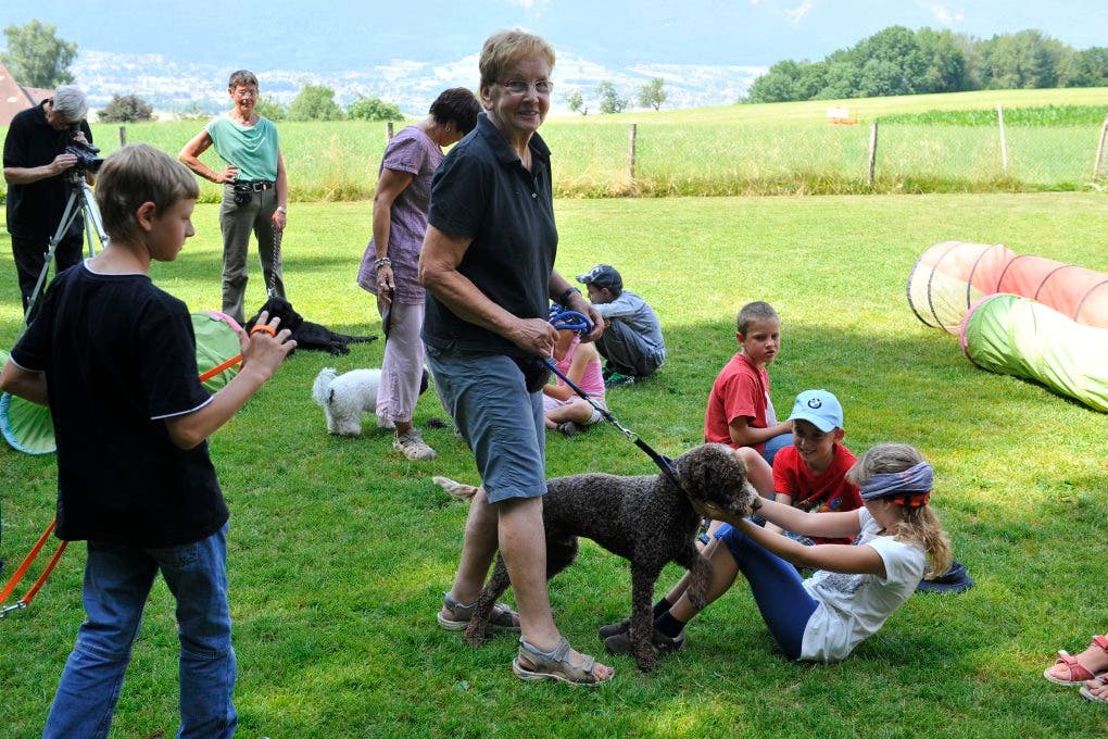 Im Ferienplausch-Kurs Büren Oberwil lernen Kinder den richtigen Umgang mit Hunden 08