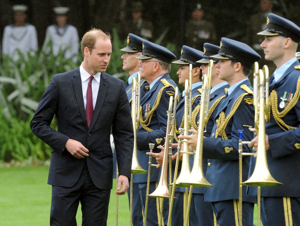 Prinz William inspiziert die Air Force Band