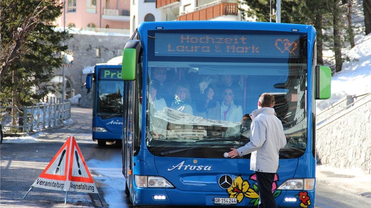 Die Royals fahren ganz schweizerisch im Ortsbus zur Hochzeit