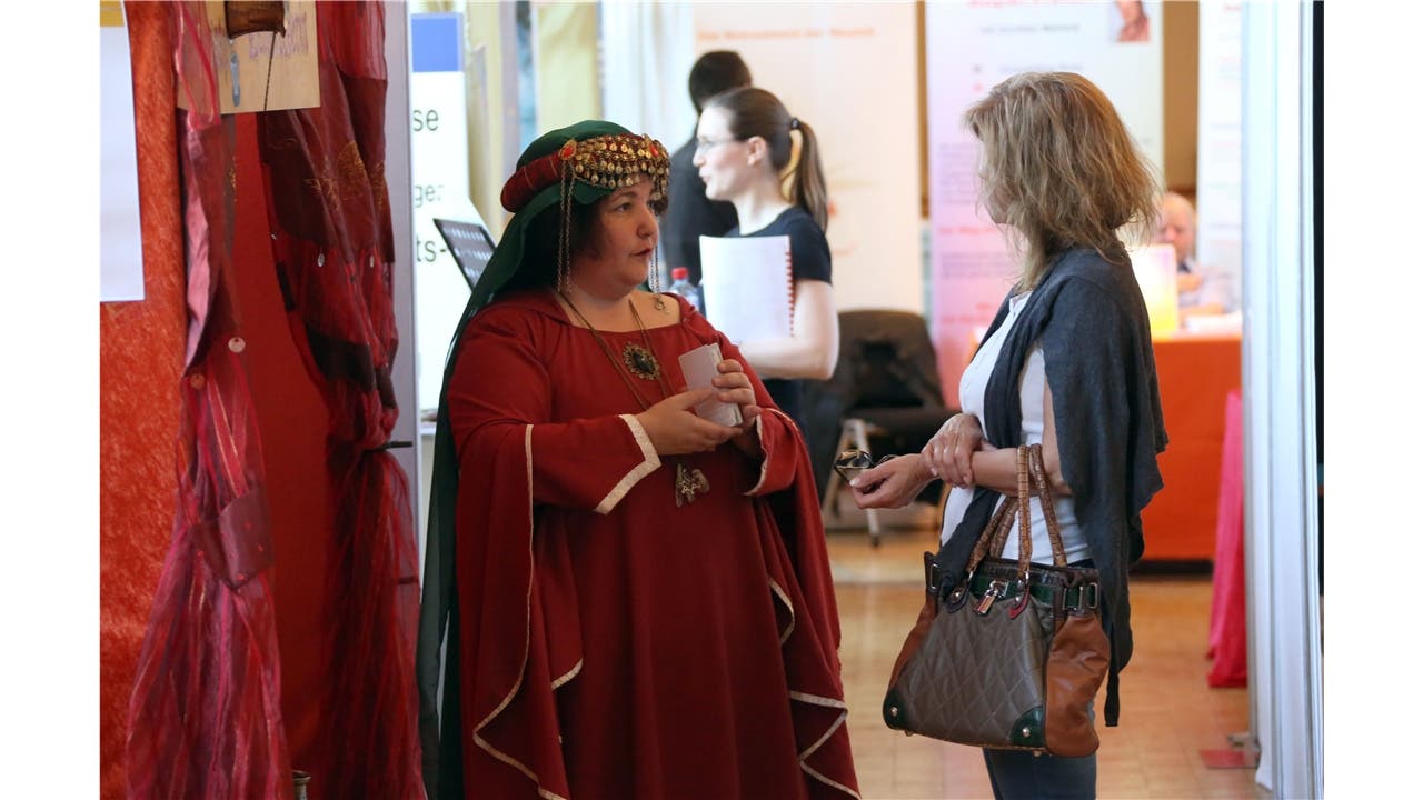 Kaffeesatz-Leserin Maharaa im Gespräch mit einer Messe-Besucherin.