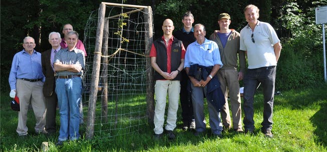 Der Präsident der Holzkorporation Unterengstringen Dieter Meier (5. von rechts) freut sich mit seinen Kollegen über den Wallnussbaum. zim