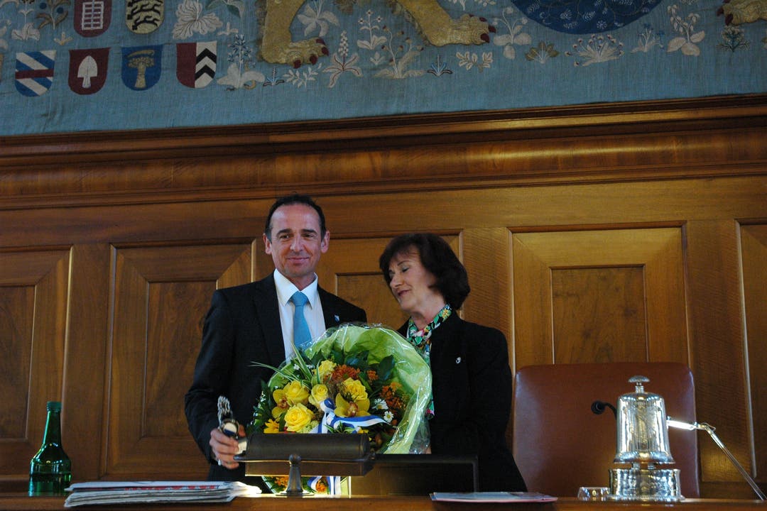 Bruno Walliser übergibt seiner Nachfolgerin Brigitta Johner (FDP, Urdorf) Blumen