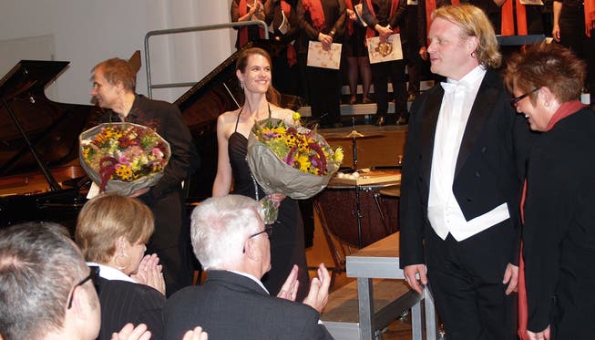 Applaus für die Klaviersolisten und den Dirigenten (von links): André Despons, Andrea Wiesli, Markus J. Frey. Walter-Karl Walde