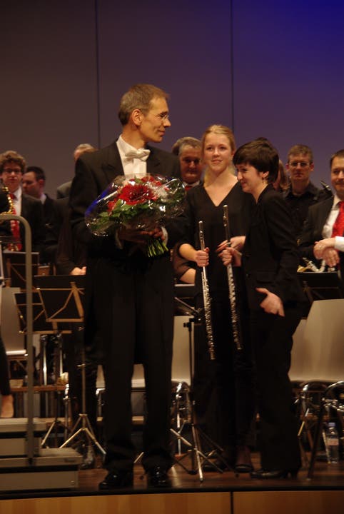 Mit Blumen bedankte sich das Orchester bei Dirigent Karl Herzog