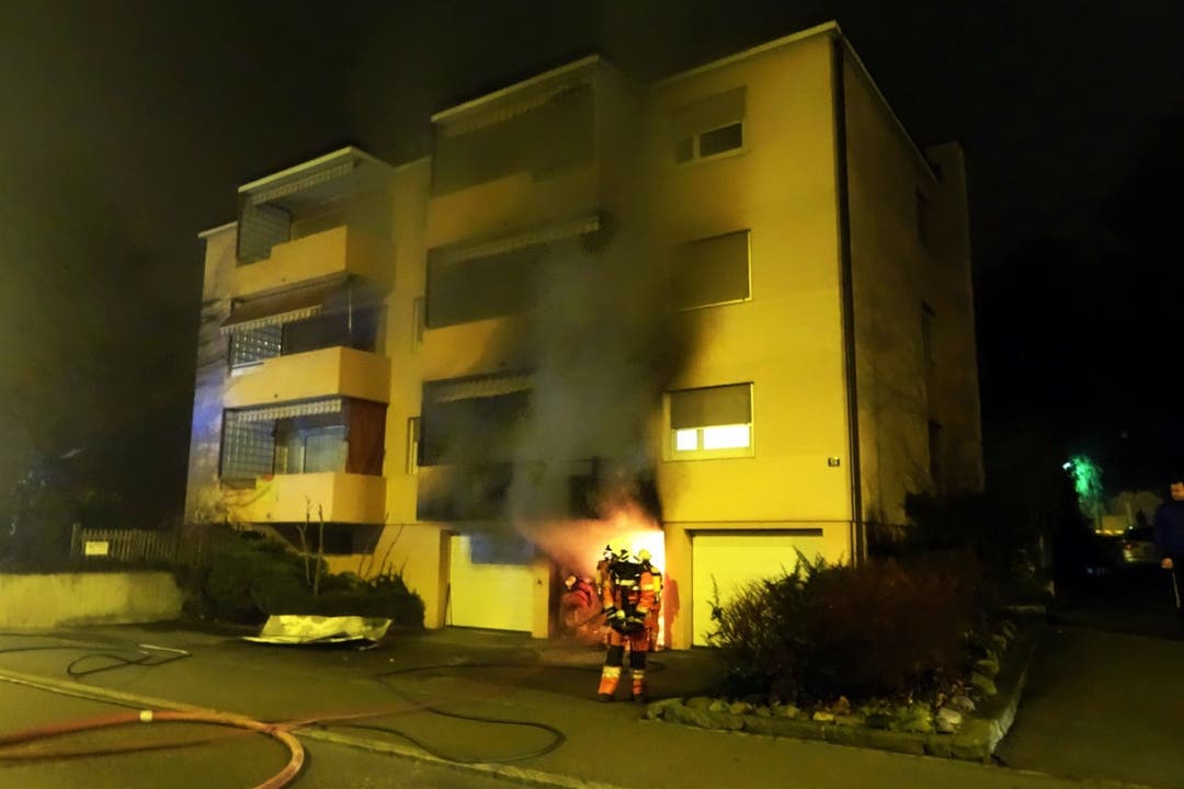 Brand in Geroldswil: Die Brandstifter zündeten in einer Garage ein Auto an.