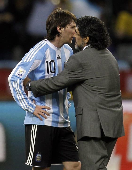 Trainer Maradona muss seinen Nachfolger Lionel Messi trösten