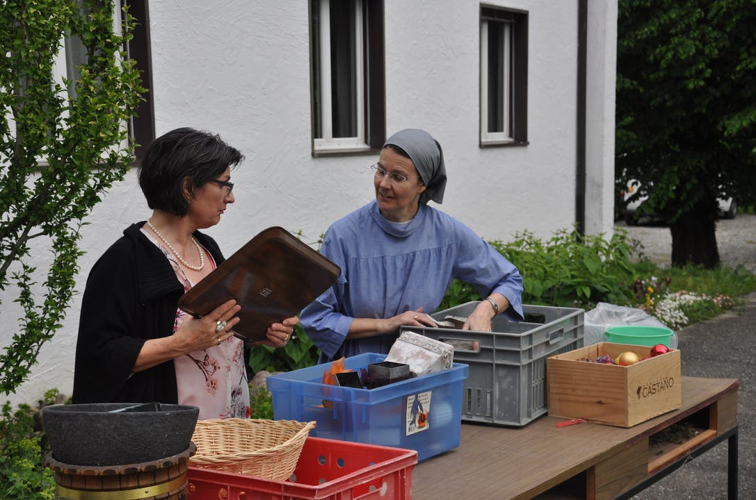 Katharina Stockmann und Priorin Irene sortieren die einzelnen Gegenstände