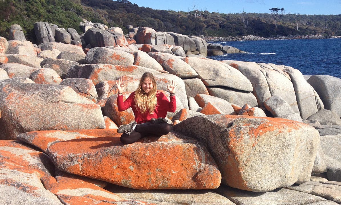 Schöner Meditations-Spot an der Bay of Fires in Tasmanien Australien