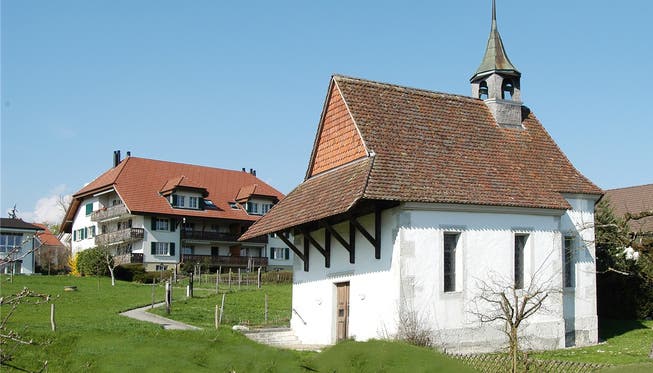 Die Kapelle steht heute mitten im Dorf.