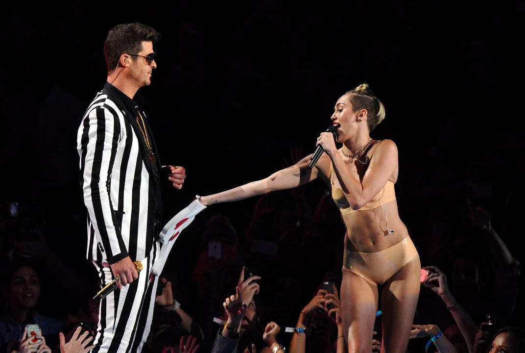 Miley Cyrus und Robin Thicke an den MTV-Awards Auf ihren provozierenden Auftritt angesprochen, sagt Miley einfach: «Ich lese und höre mir die Kommentare zu meinem Auftritt nicht an. Ich glaube, Robin und ich haben Musikgeschichte geschrieben.»