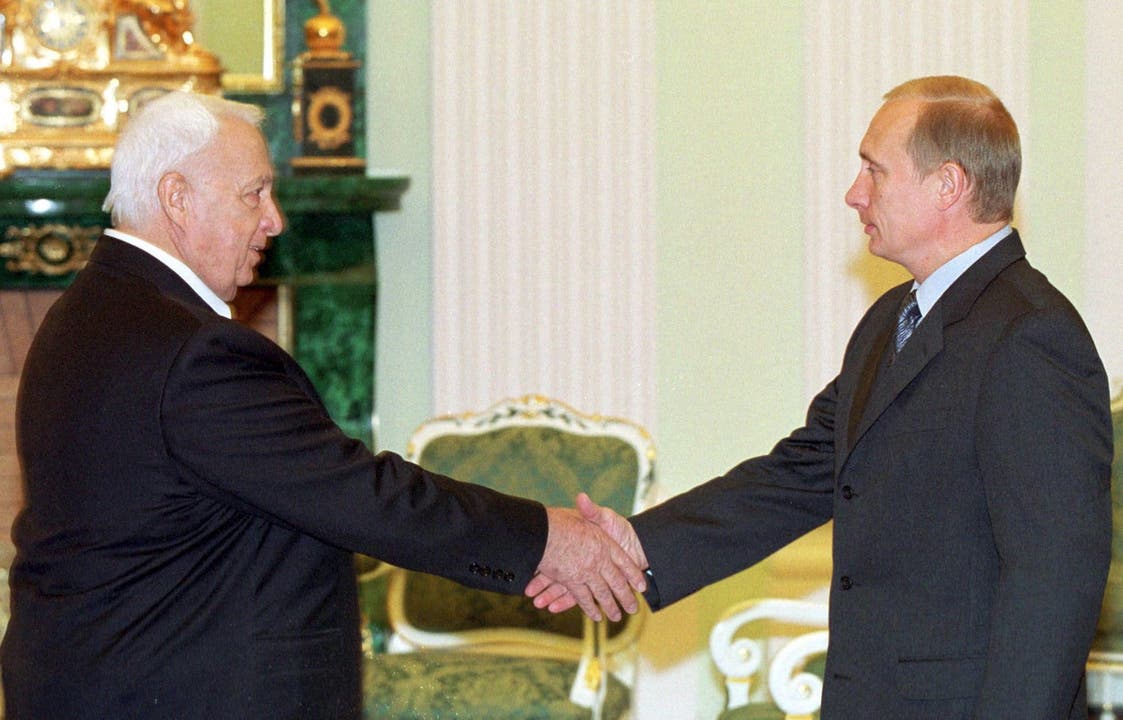 Sharon (links) mit Russlands Präsidenten Wladimir Putin bei einem Treffen im Moskauer Kreml (Aufnahme von 2001).