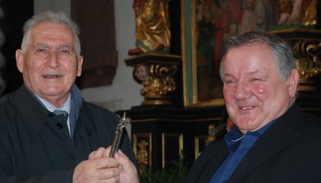 Vincenzo Persello (l.) übergibt die Kirchenschlüssel seinem Nachfolger Roland Schnetzler. zvg