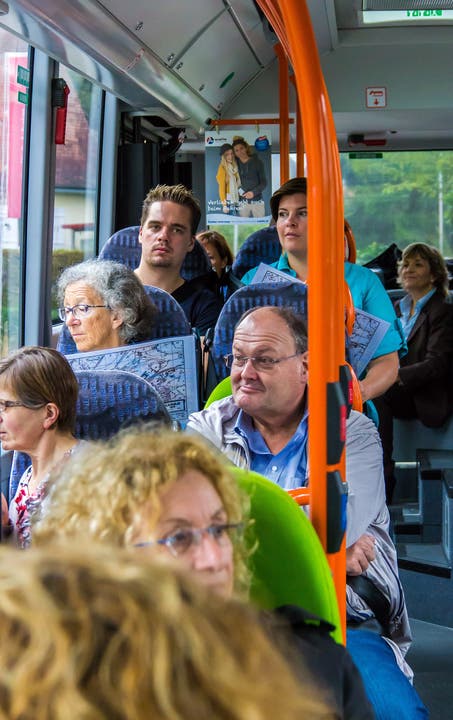 Die Teilnehmer der ersten öffentlichen Aarauer Busrundfahrt.
