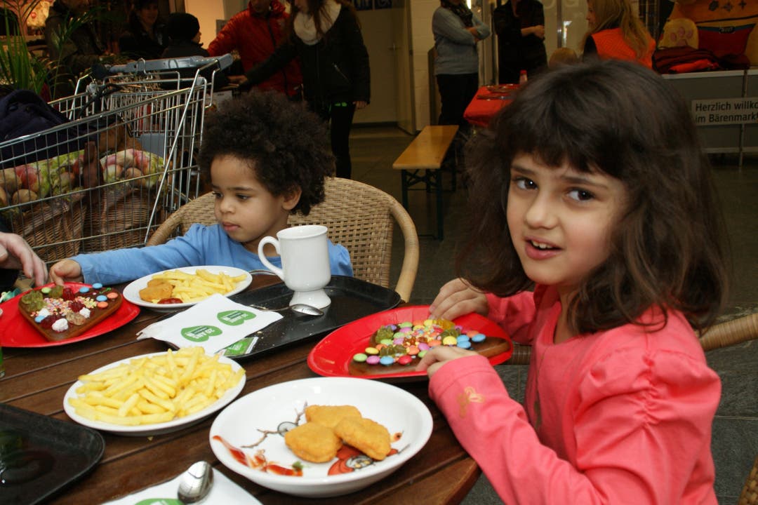 Viola, 5, (rechts) und Sindi Stöckli, 2, haben ihre Lebkuchenherzen bereits fertig verziert und stärken sich jetzt im Restaurant