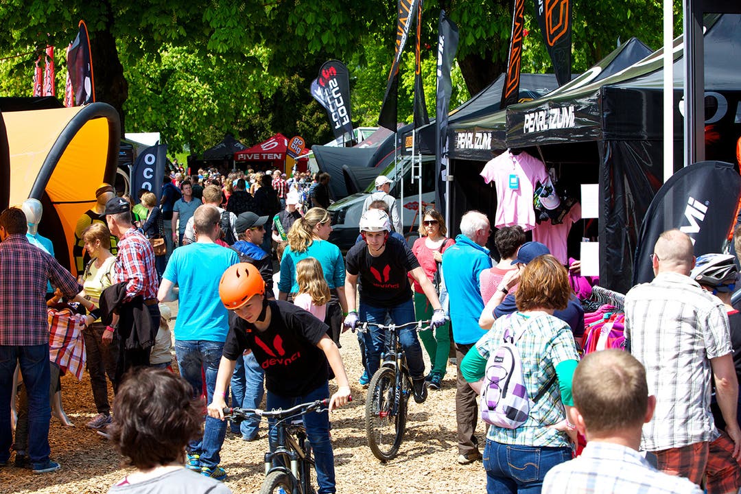  Auf dem Messegelände der Bike Days erhalten die Besucher und Besucherinnen die neusten Informationen aus der Branche und können nach Lust und Laune Velos testen.