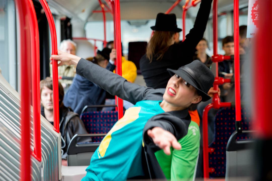 Der ganze Bus wird in Tanzstimmung versetzt