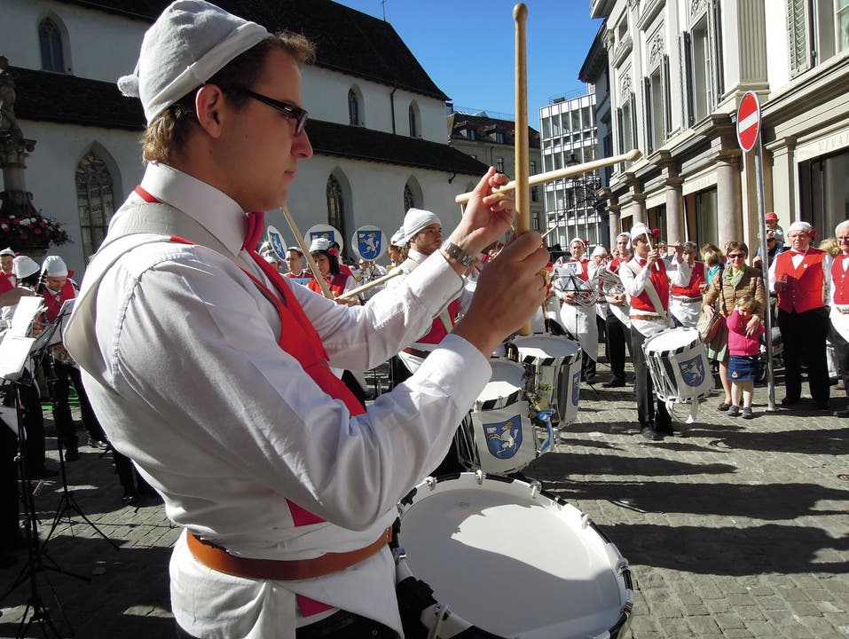 Die Tambouren der Knabenmusik Zürich unterstützen die Harmonie Schlieren