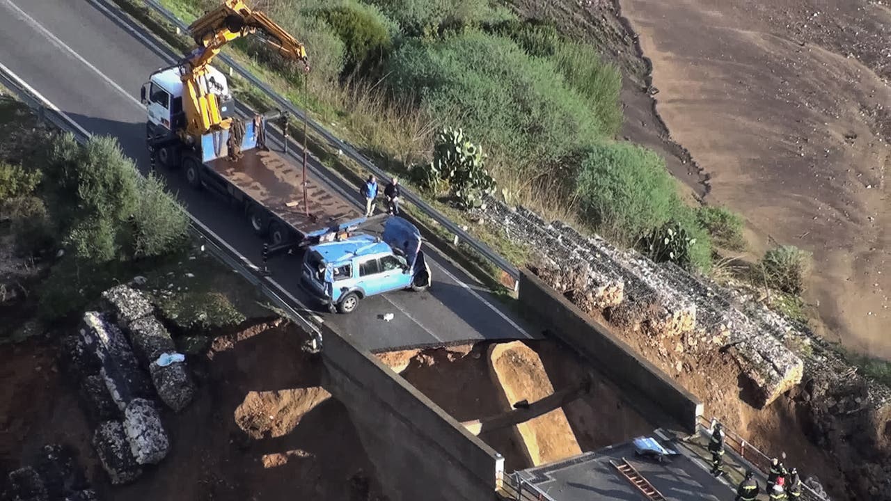 Ein Polizeiauto wird bei Dorgali nahe einer eingestürzten Brücke abgeschleppt