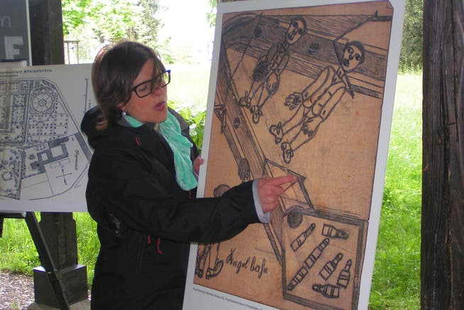 Jacqueline Fahrni erläutert die spannungsgeladene Kegelbahn-Zeichnung von Ruedi F. in Königsfelden. NN