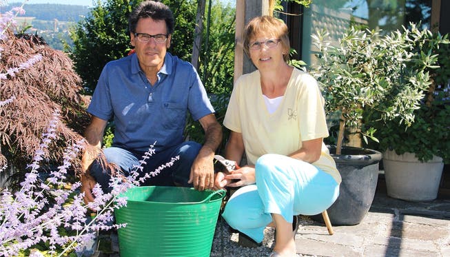 Seit der Pensionierung wird die Gartenarbeit gemeinsam ausgeführt: Fritz und Trudi Sewer aus Stetten. cfr
