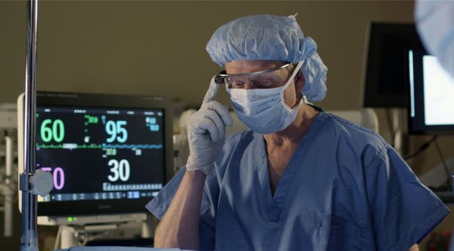 «Okay Glass, überprüfe die Vitalfunktionen»: Der Mediziner David Feinstein testet gerade die neue Google-Brille.HO