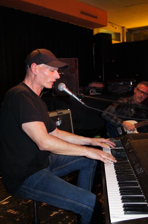 Eric Lee singend am Keyboard und Gitarrist Pete Borel (hinten)