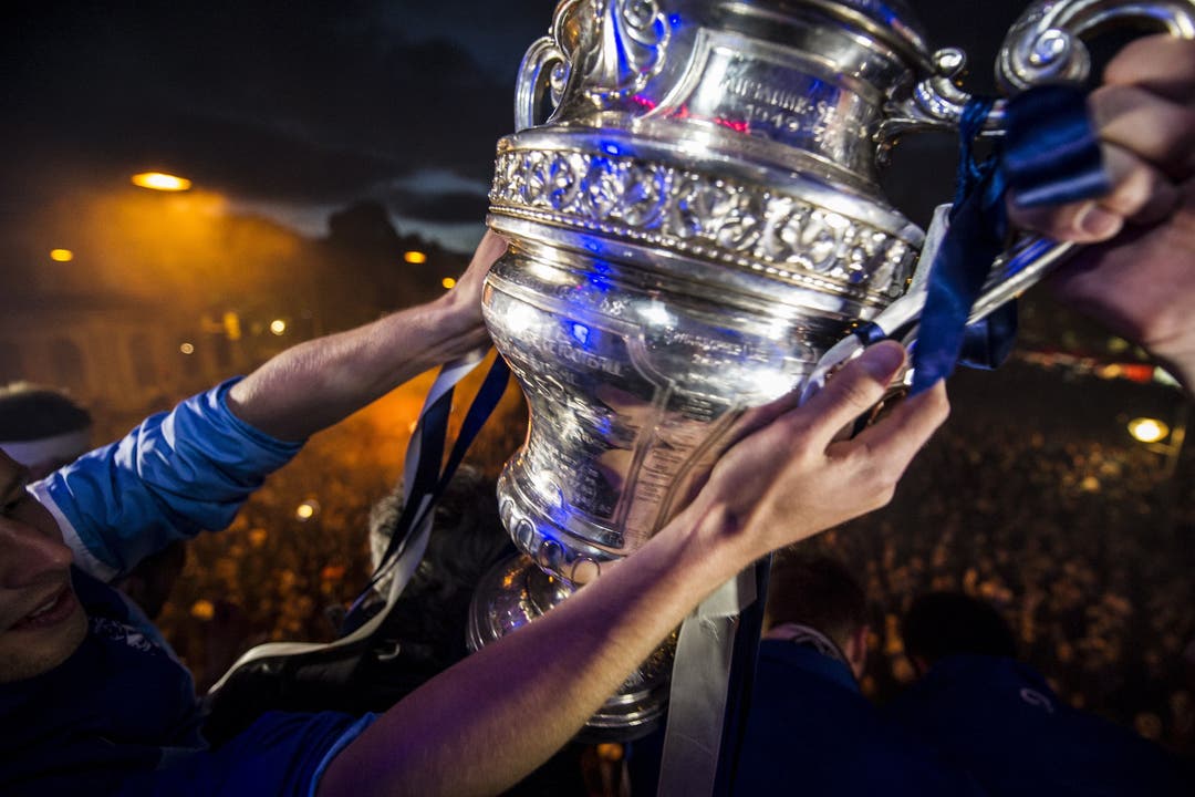 Ein Spieler des FC Zürich übergibt den Pokal an ihrer Feier zum Cupsieg gegen Basel