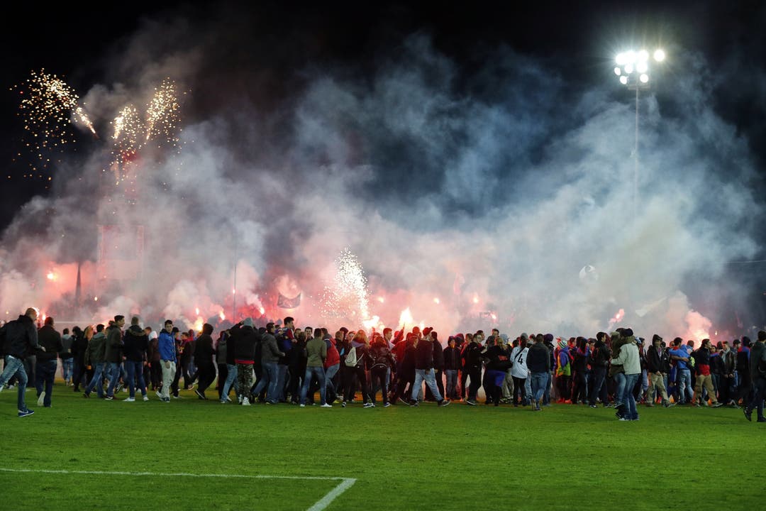 Die "Schlacht von Aarau" (Mai 2014) Chaos auf dem Platz: FCB-Fans zünden Feuerwerk.