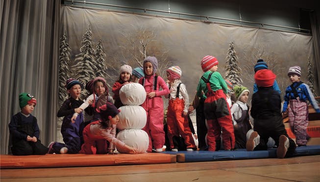 Die Knaben und Mädchen des Kinderturnens präsentieren ihren Schneeplausch auf den Matten.