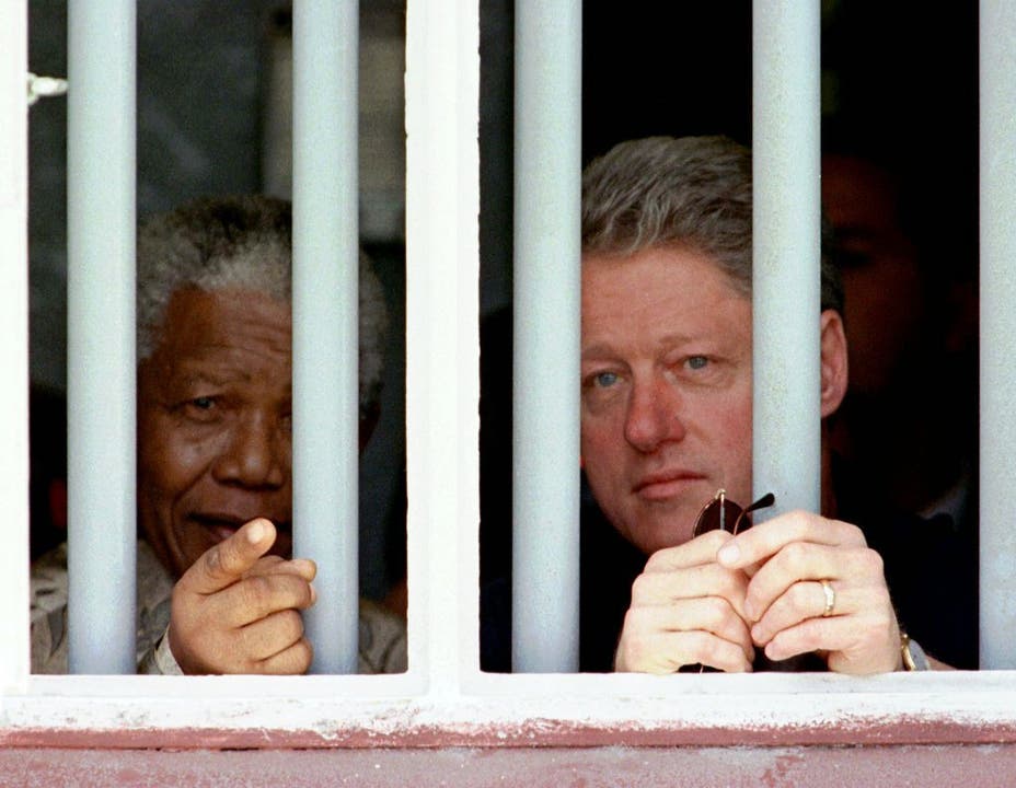 Mit US-Präsident Bill Clinton besucht Mandela das Gefängnis, in dem er 18 Jahre eingesperrt war