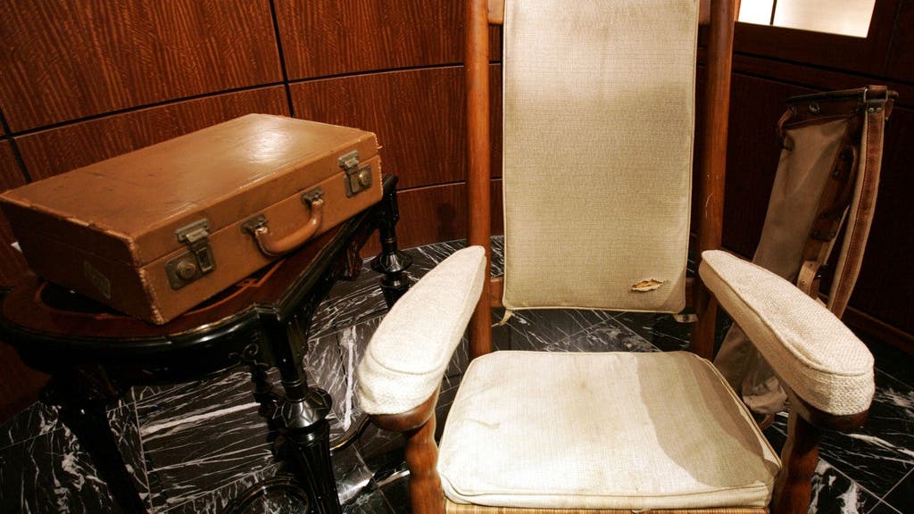 Bildstrecke Kennedys Schaukelstuhl Bringt Fast 90000 Dollars bildstrecke-kennedys-schaukelstuhl-bringt-fast-90000-dollars