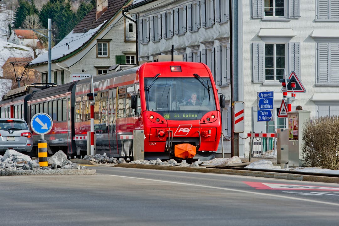 Die Appenzeller-Bahn fährt der Dorfstrasse entlang