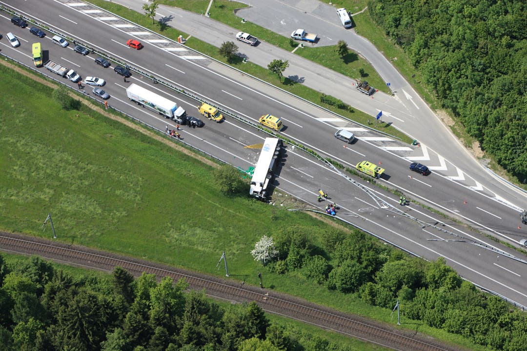 Unfall auf der Autobahn bei Oftringen, Lastwagen gekippt