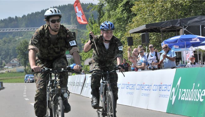 Der Bundespräsident schlägt allen ein Schnippchen: Er fährt das Militärrennen als «Soldat Ulrich Maurer».