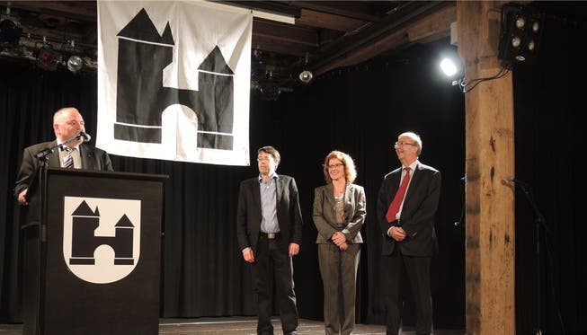 Nach 10 und mehr Jahren aus dem Stadtrat verabschiedet Stadtammann Daniel Moser seine Kollegen (von links): Christoph Brun (Grüne), Dorina Jerosch (FDP) und Martin Wehrli (CVP).