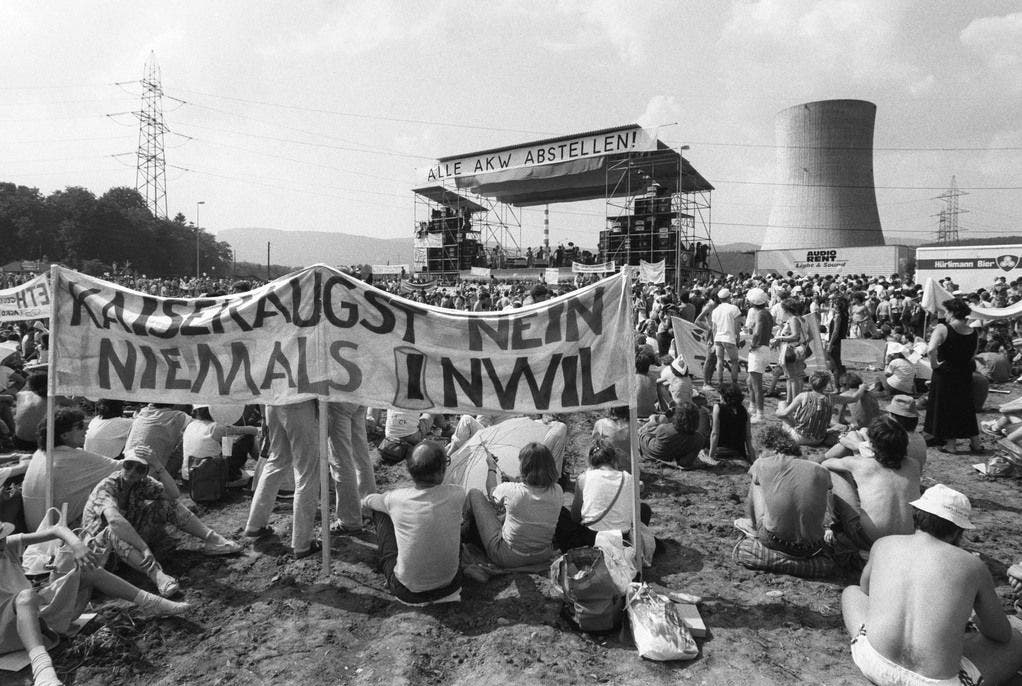 Mehr als 30'000 Menschen nehmen am 22. Juni 1986 an der grössten Anti-AKW Demonstration der Schweiz in Gösgen teil.