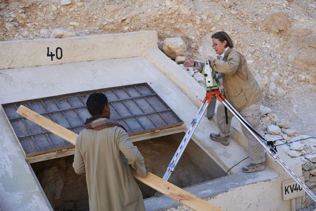 Der Grabeingang wird vom Archäologenteam vermessen.