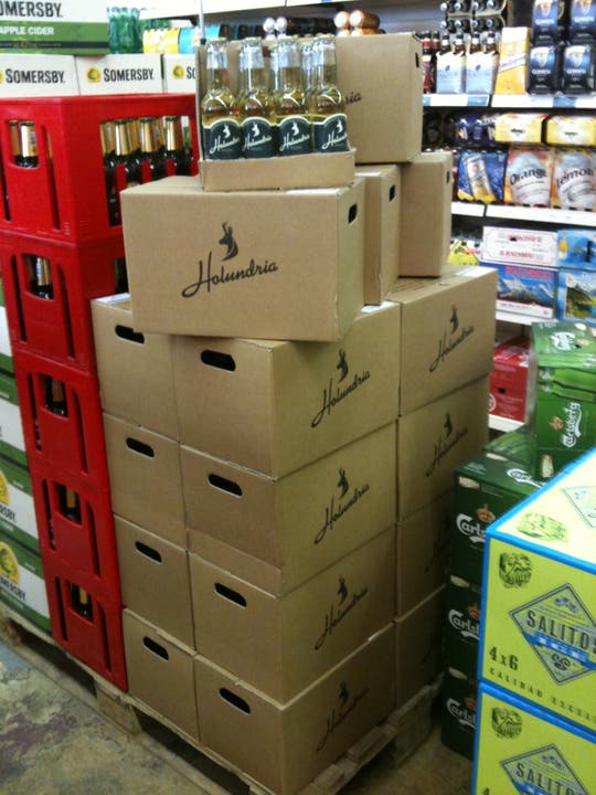Die Flaschen landen in Kartonschachteln im Verkauf. Holundria wird seit Februar von Heineken vertrieben