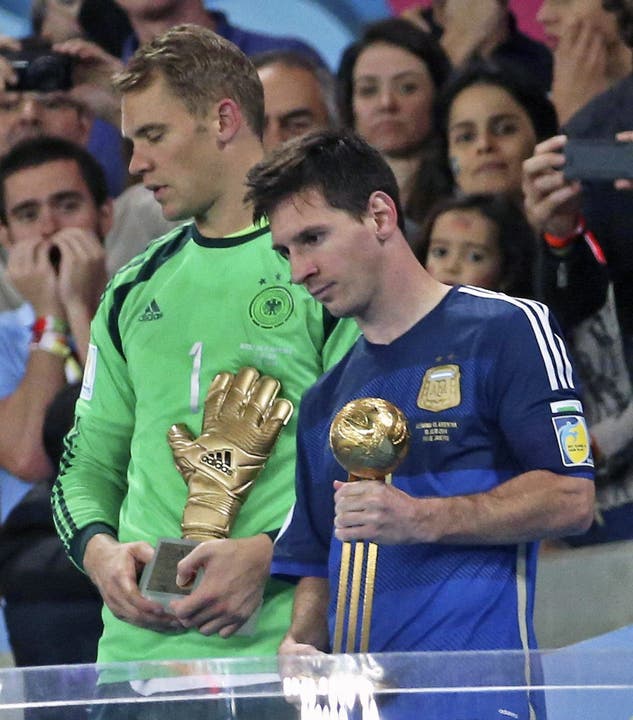 Manuel Neuer wird zum besten Torhüter ausgezeichnet, Lionel Messi zum besten Spieler des Turniers
