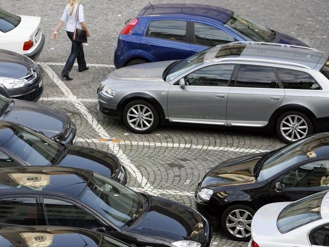 Freie Parkplätze sind in der Stadt Zürich oft rar (Symbolbild)