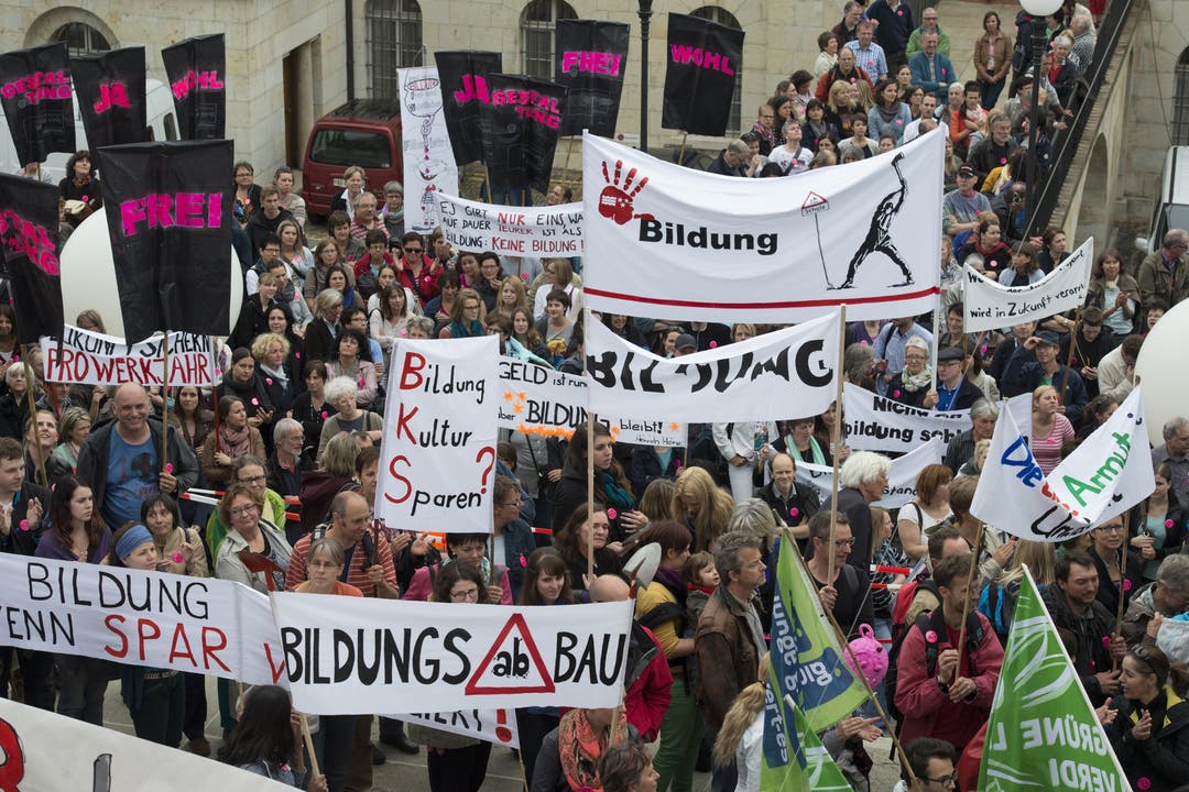 4000 Lehrer demonstrieren gegen die Einsparungen bei der Volksschule