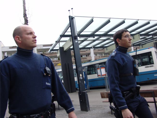 Patrouille am Bahnhofplatz die Stadt hat die Polizeipräsenz in den letzten Jahren verstärkt.