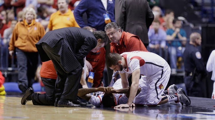 Offener Beinbruch bei Basketballspiel schockiert Spieler und Fans