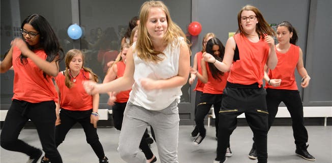 Die Mädchen-Tanzgruppe Roundabout trat an der Eröffnung des Buchser Jugendraums auf.Katja Schlegel