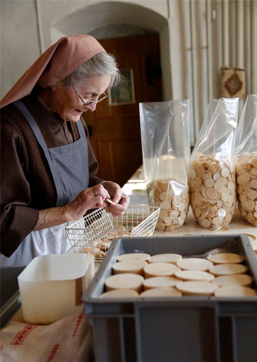 Die Schwestern führen eine Hostienbäckerei. 220 Pfarreien werden beliefert.