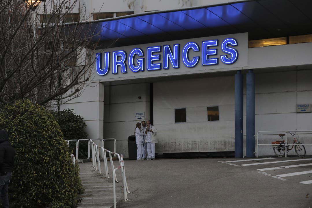 Mitarbeiter des Spitals Grenoble warten vor der Notfallaufnahme, bei der Schumacher eingeliefert wurde.