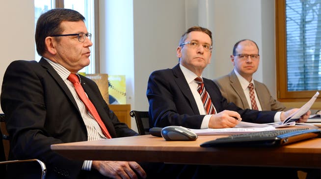 AEK-Direktor Walter Wirth, Verwaltungsratspräsident Pirmin Bischof und Thomas Huber, BereichsleiterFinanzen (v.l.)