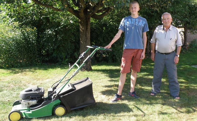 Rolf Geissberger (rechts) aus Hunzenschwil hat Pierre Debled aus Schafisheim «angestellt». Pierre hilft ihm bei Arbeiten im Garten und erhält dafür ein Sackgeld. ZVG